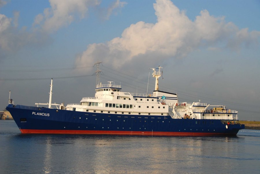 Oceanwide expeditions. Игорь Фахрутдинов корабль. Судно Фахрутдинов. Паром ледового класса. Пассажирское судно ледового класса.