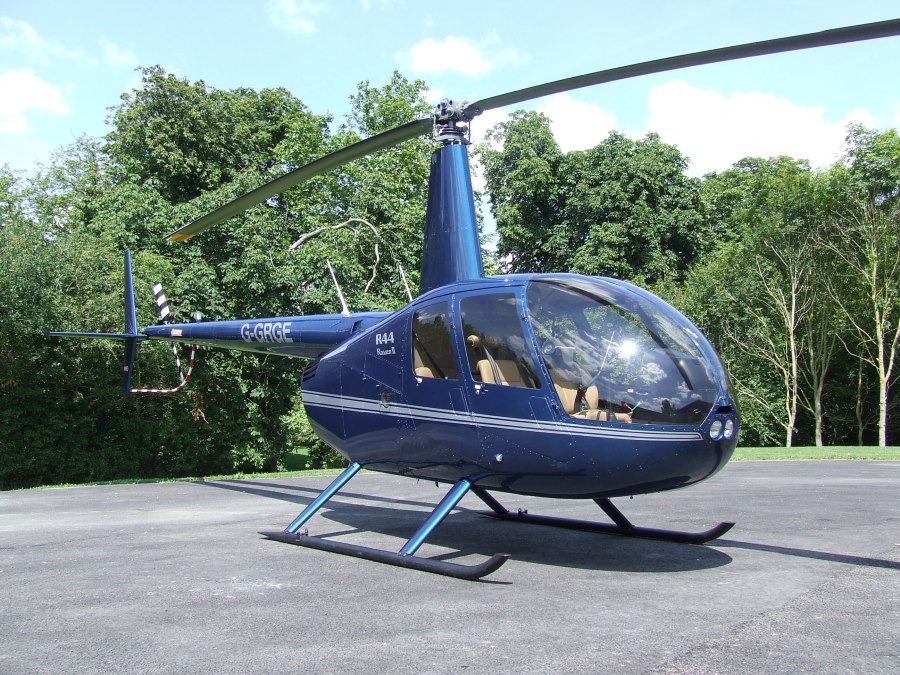 Robinson r44ii. Вертолет Robinson r44. Вертолёт Робинсон 44. Robinson r44 Raven II. R44 Raven 2.