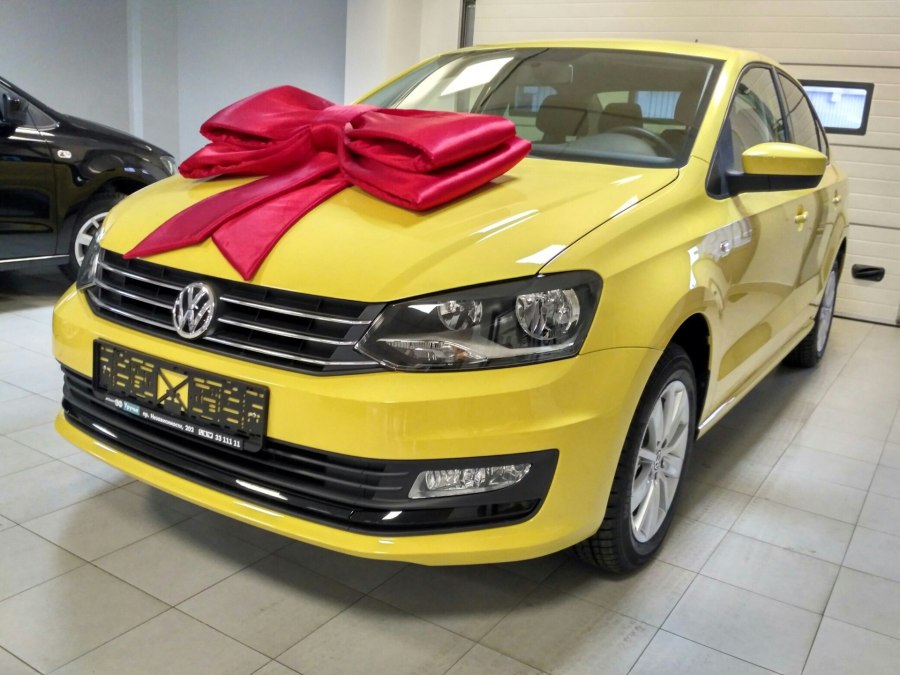 Volkswagen Polo желтый