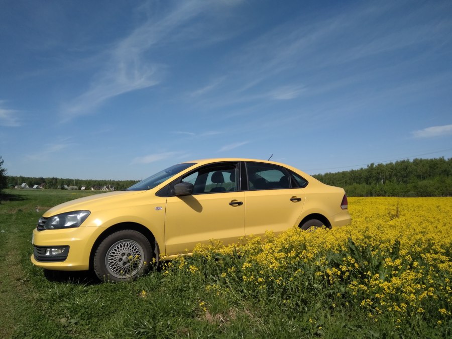 VW Polo sedan жёлтый
