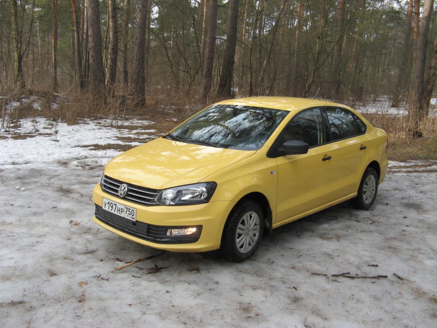 Volkswagen Polo sedan жёлтый