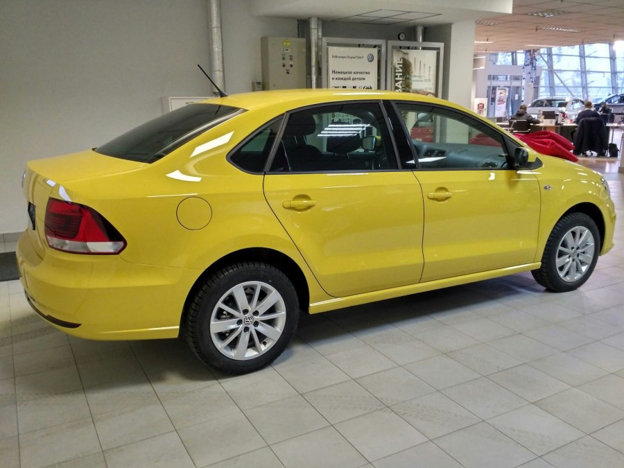 Volkswagen Polo sedan жёлтый