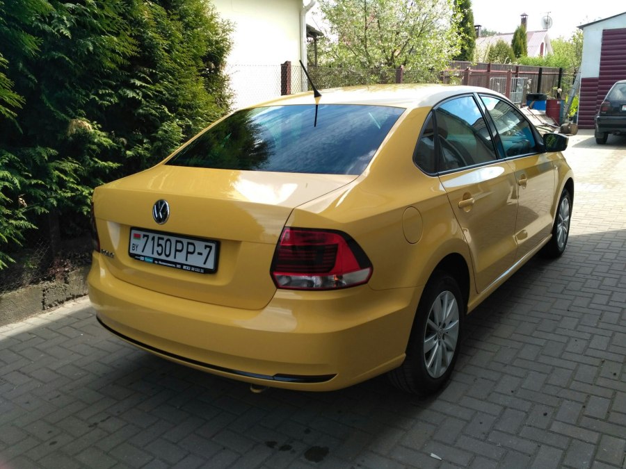 VW Polo sedan жёлтый