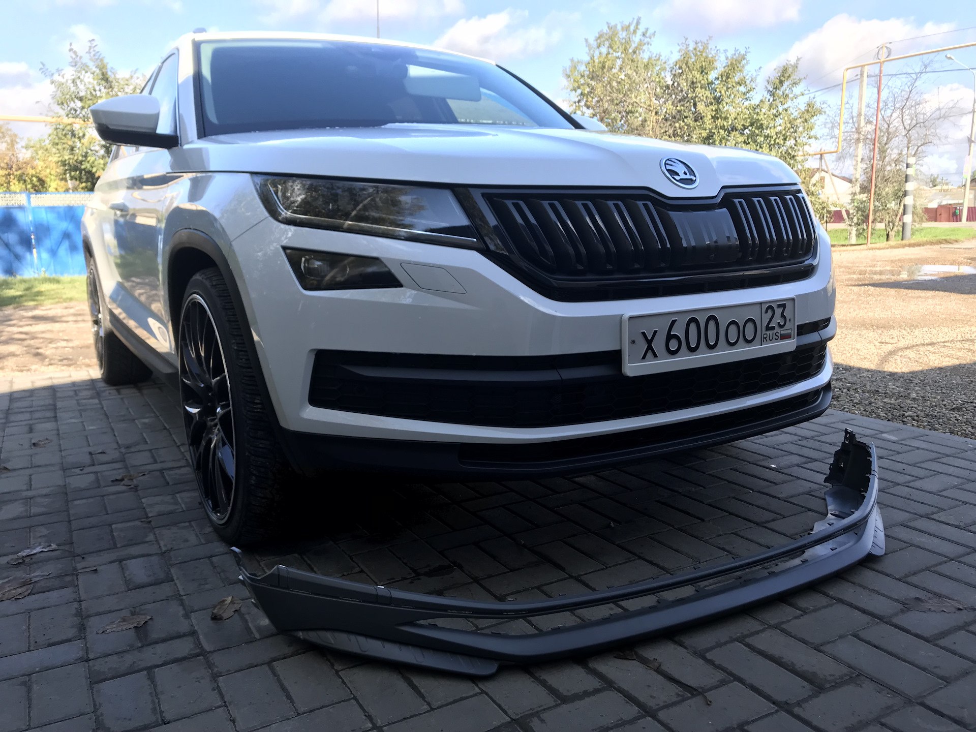 Передний парктроник кодиак. Бампер Skoda Kodiaq. Skoda Kodiak обвес. Обвес на шкоду Кодиак. Шкода кодик черный.