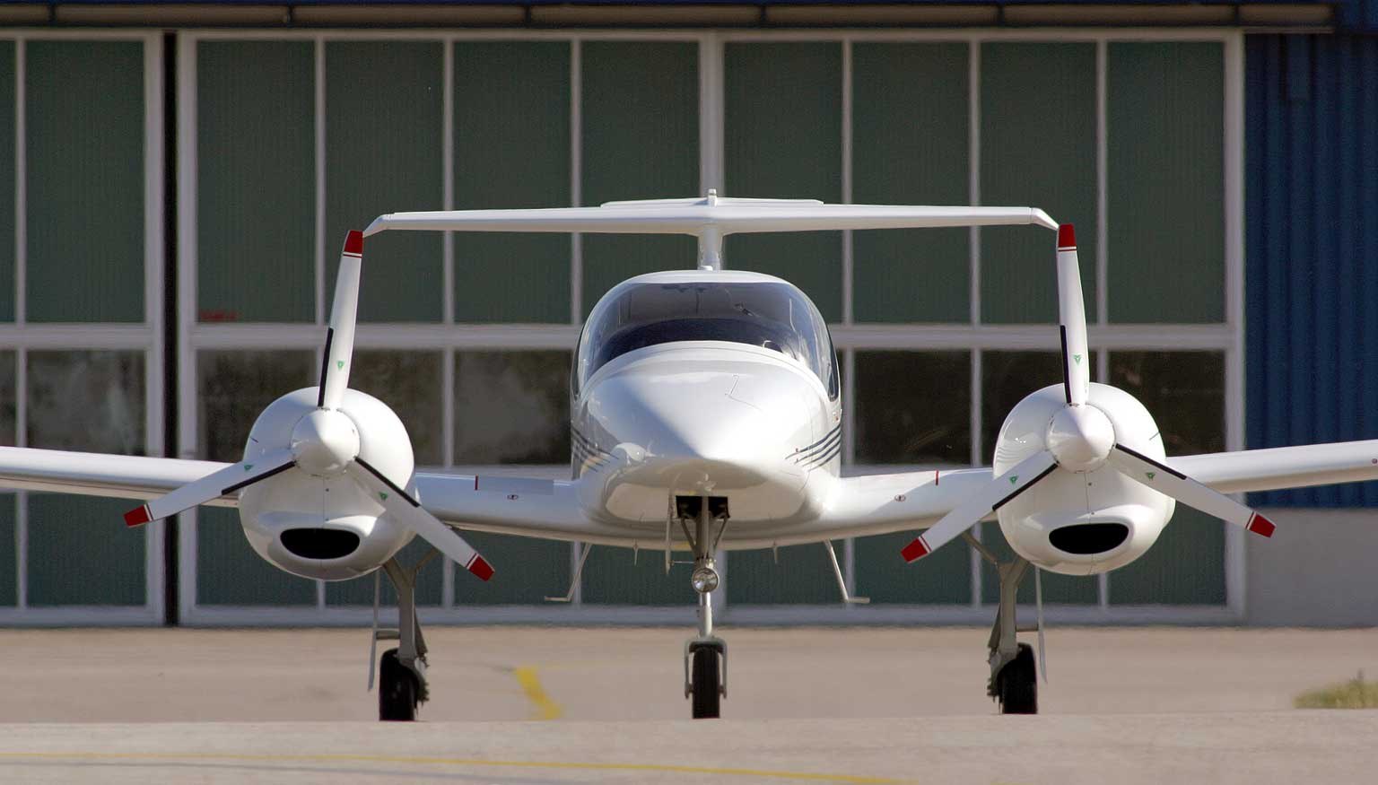 Da 42. Diamond da42 Twin Star. Diamond da 42 узга. Самолёт Даймонд 42. Самолет Diamond da-42t.