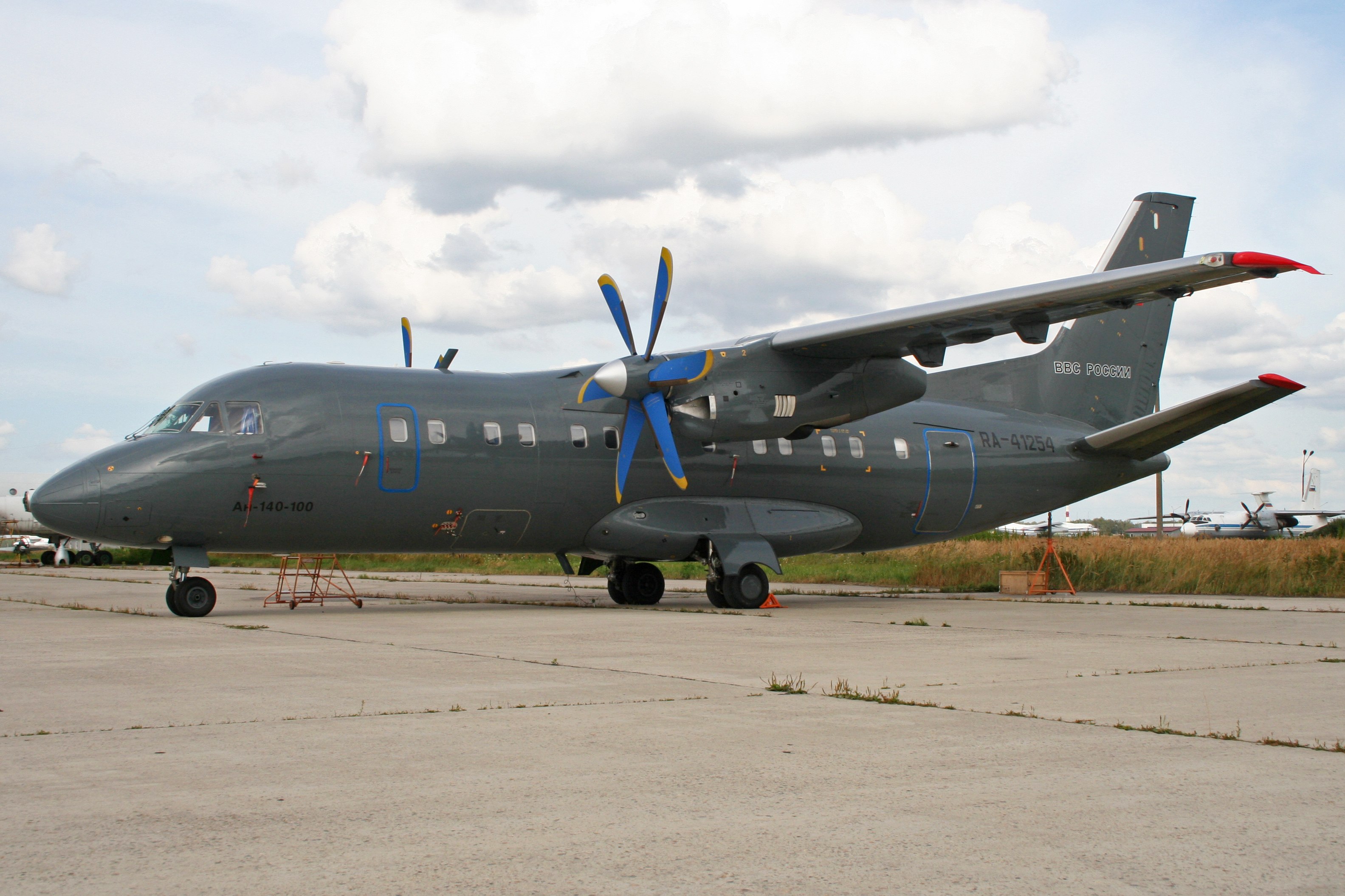 Ан 140 100. Турбовинтовой самолет АН-140. Антонов АН 140. Ra-41254.