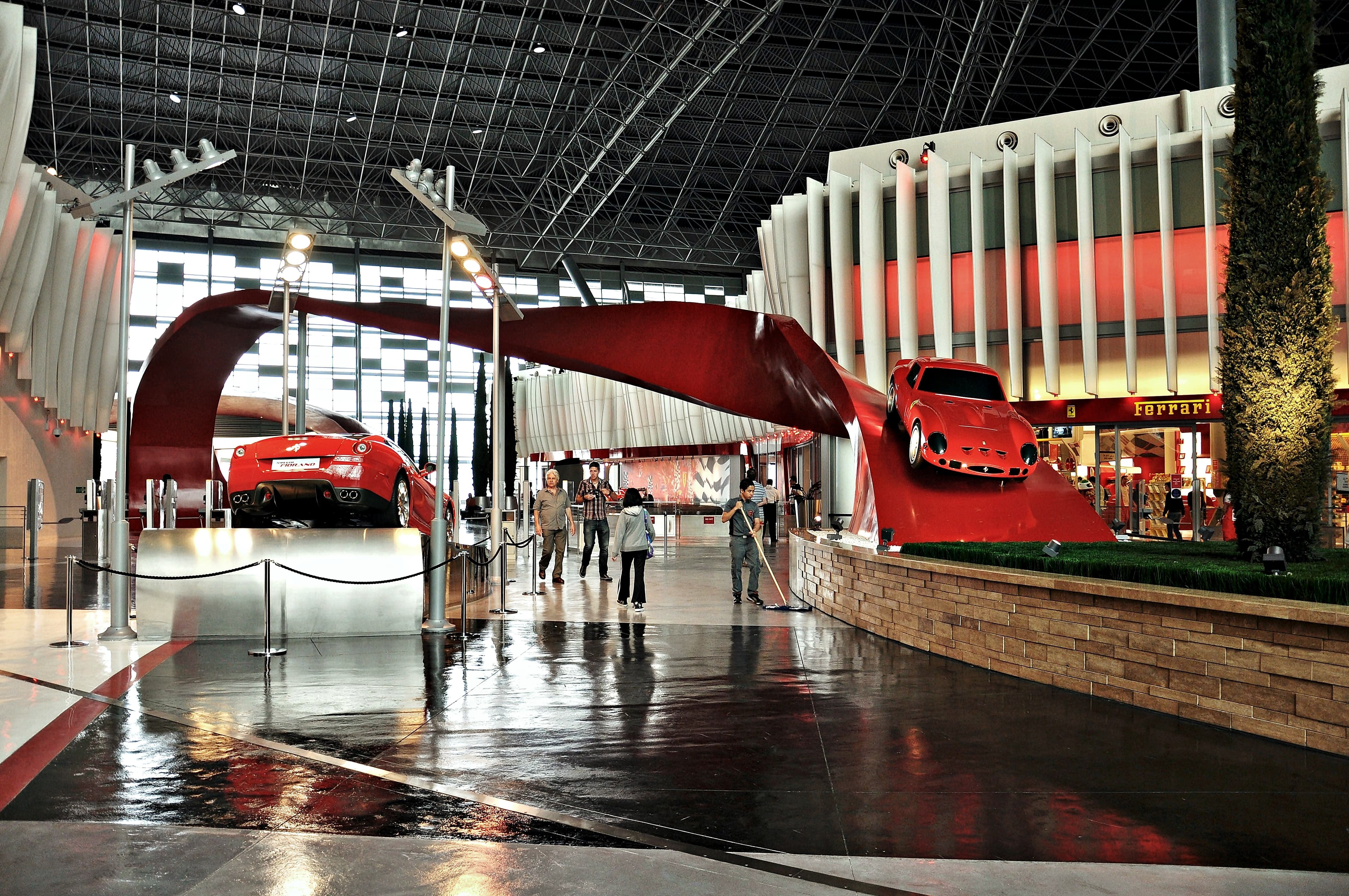 Ferrari world. Ferrari World Абу-Даби. Абу Даби Ferrari Park. Тематический парк Феррари в Абу Даби. Феррари центр в Абу Даби.