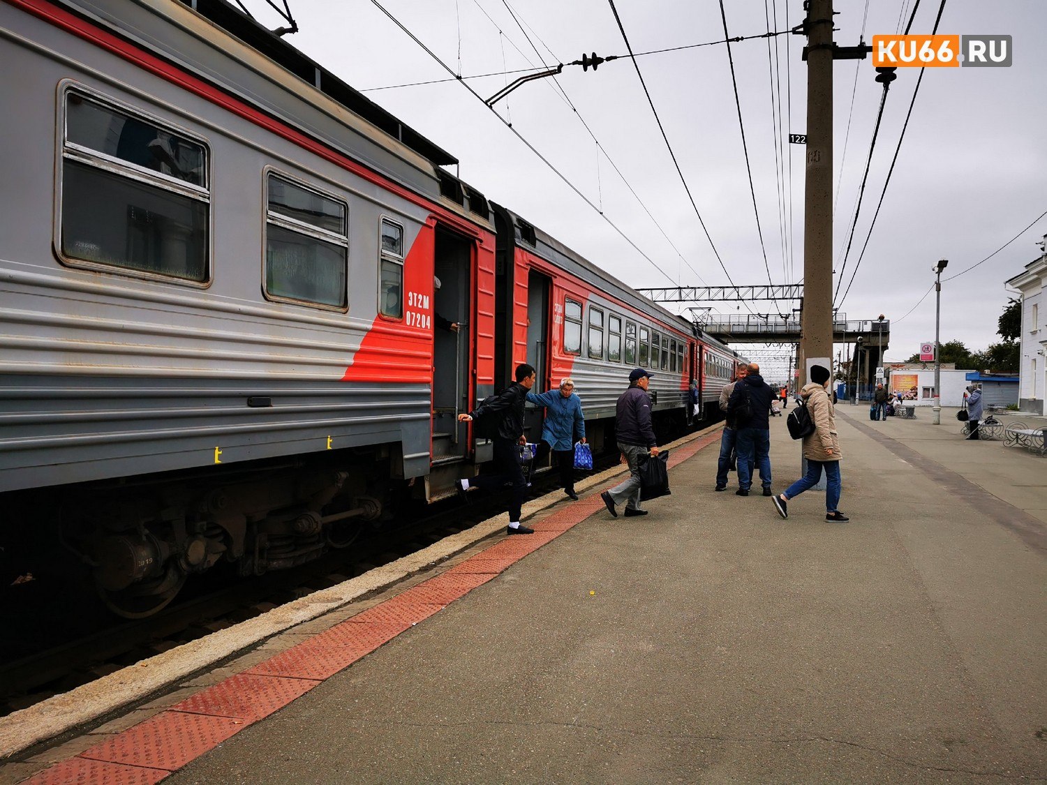 Станция когалым. ЖД вокзал Когалым. ЖД поезд. ЖД вокзал Екатеринбург поезд. Вокзал Челябинск поезда.