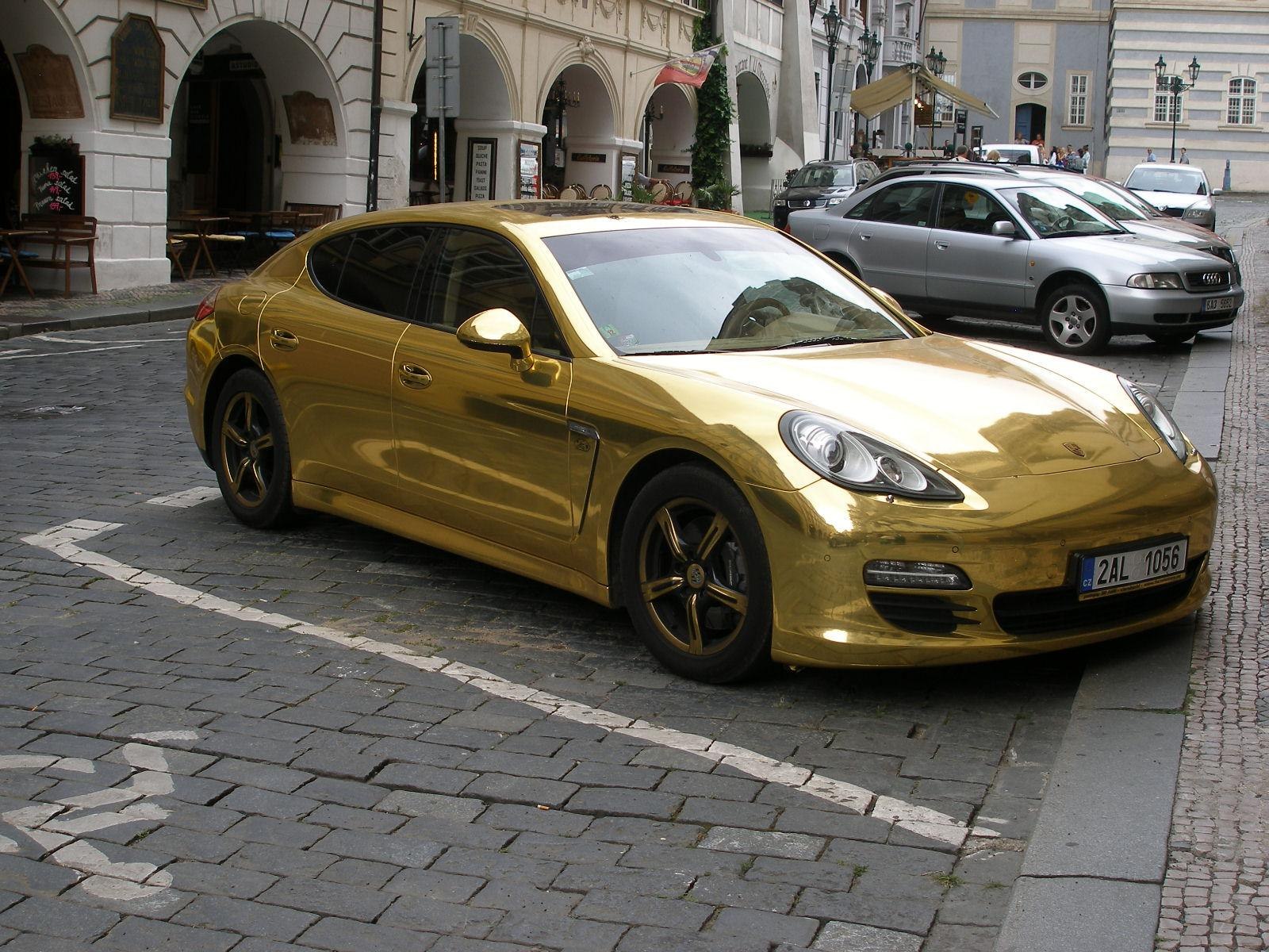 Gold машины. Бентли Континенталь золотой. Золотая машина. Золотистая машина. Автомобиль золотом цвете.