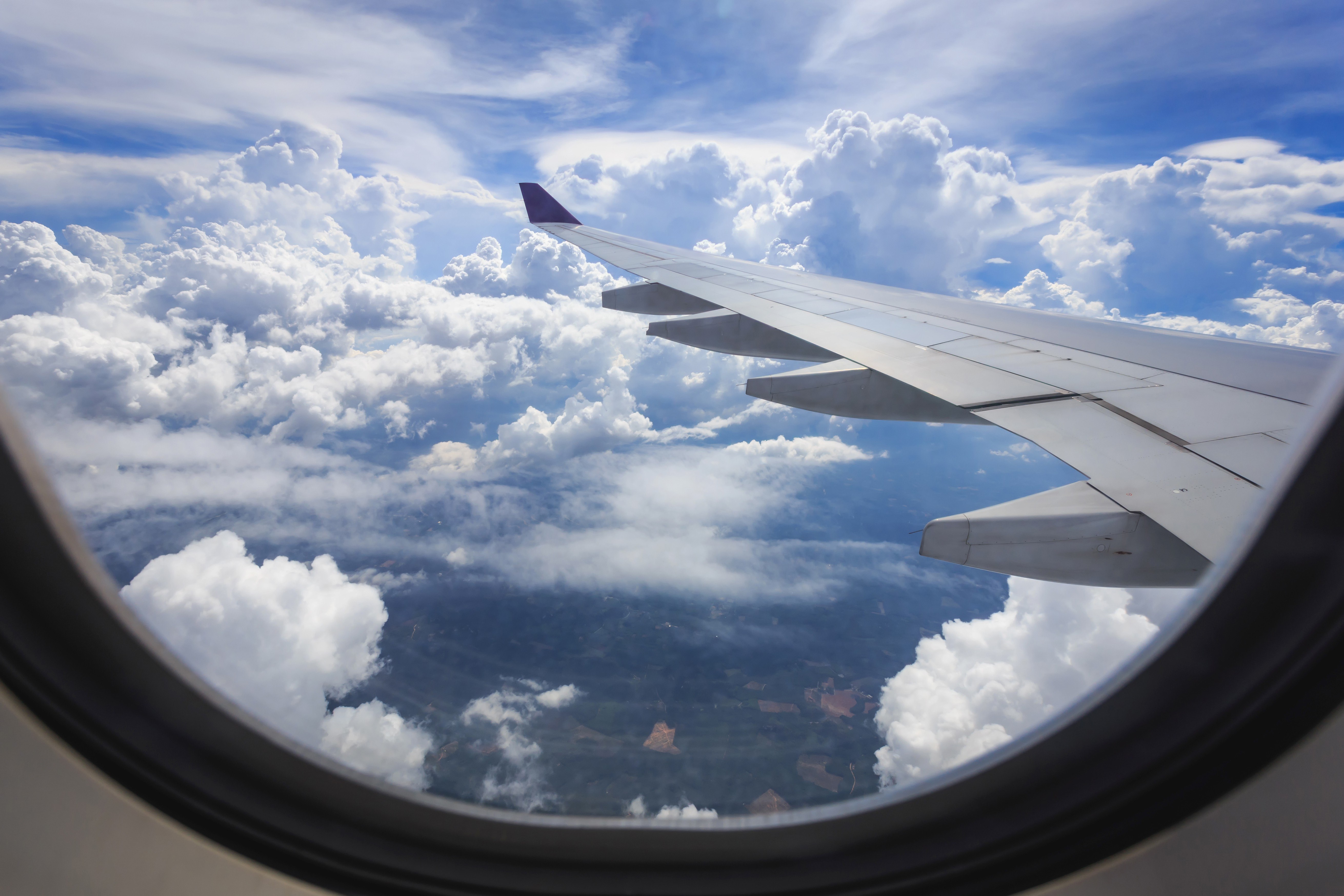 Полет на самолете влияет. Иллюминатор Боинг 737. Вид из окна самолета. Вид из иллюминатора самолета. Небо из иллюминатора самолета.