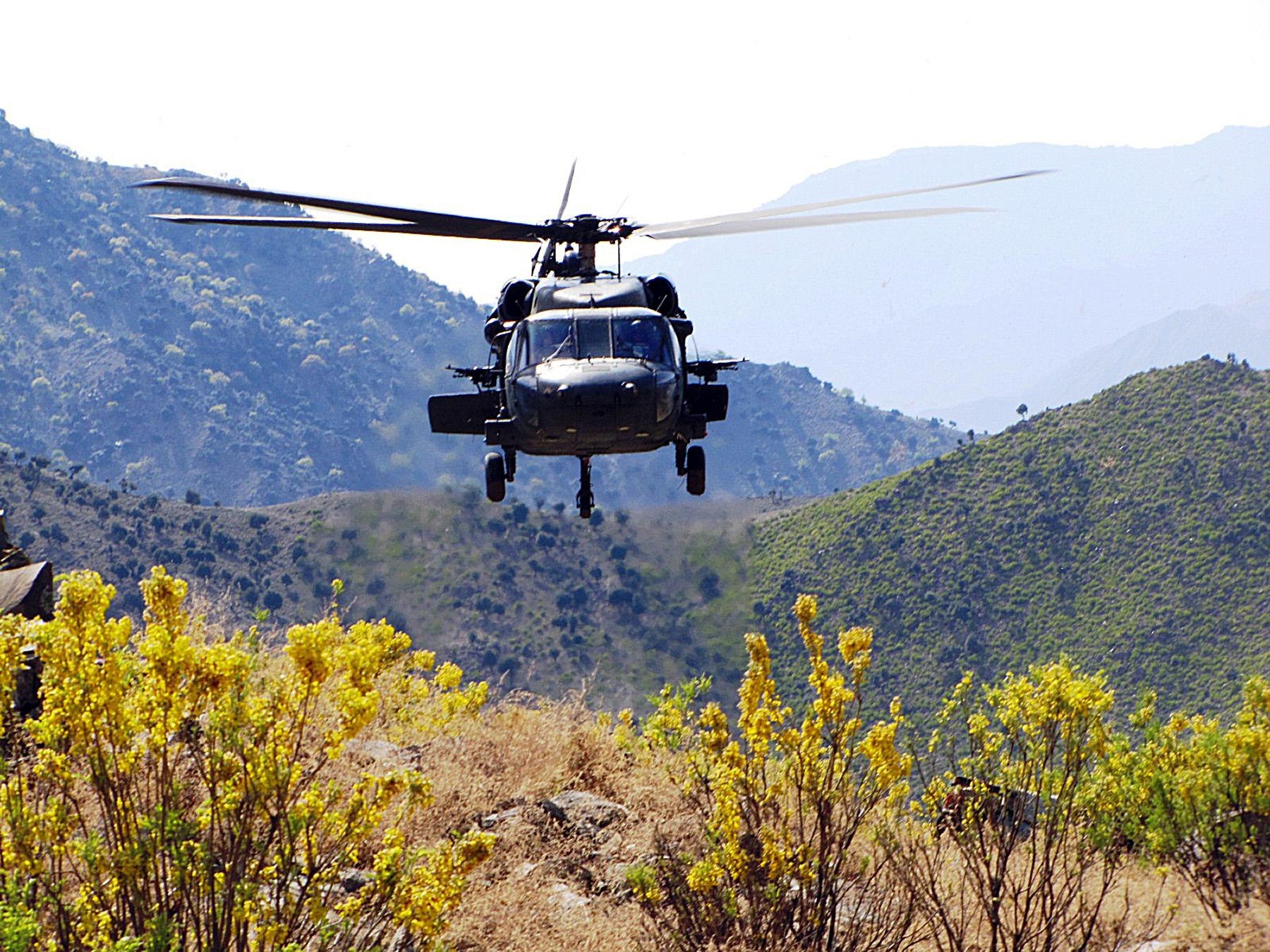 Вертолеты над озером. Sikorsky uh-60 Black Hawk. Аппалачи вертолет. Вертолёт uh-1 в горах. Uh-1 вертолет Columbia.