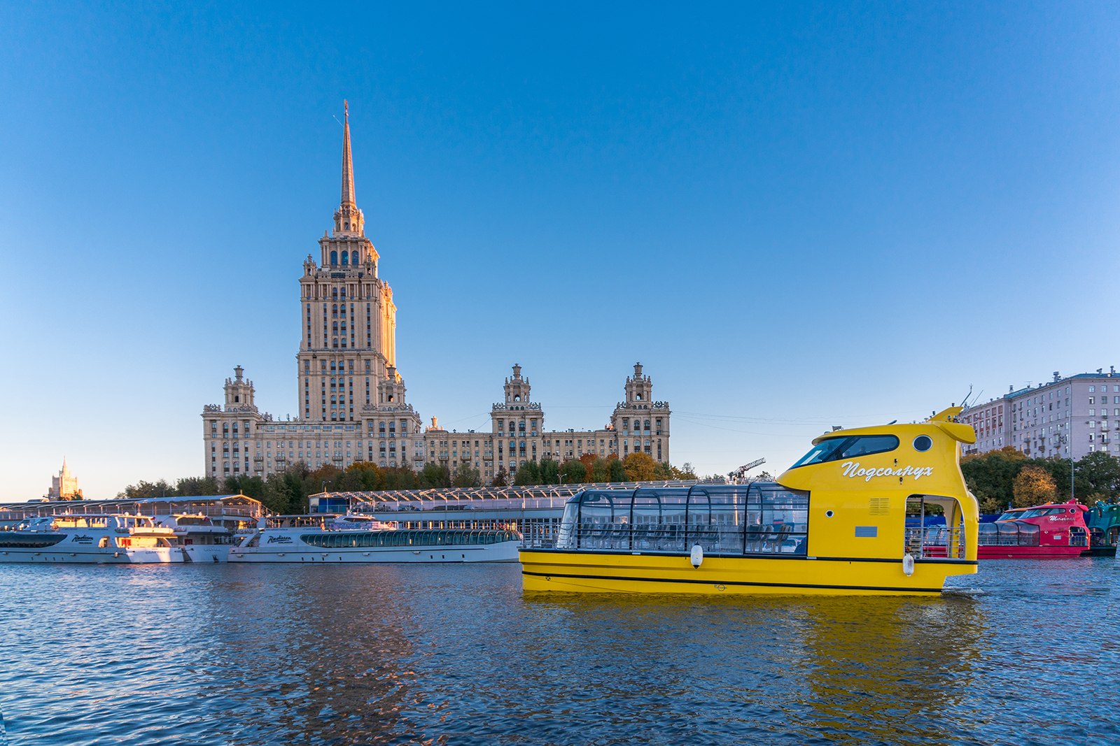 Прогулка на трамвайчике по москве. Речные трамвайчики Рэдиссон. Речные трамвайчики в Москве Рэдиссон Ройал. По Москва-реке на Рэдиссон прогулка Москва. Прогулка на корабле Рэдиссон.