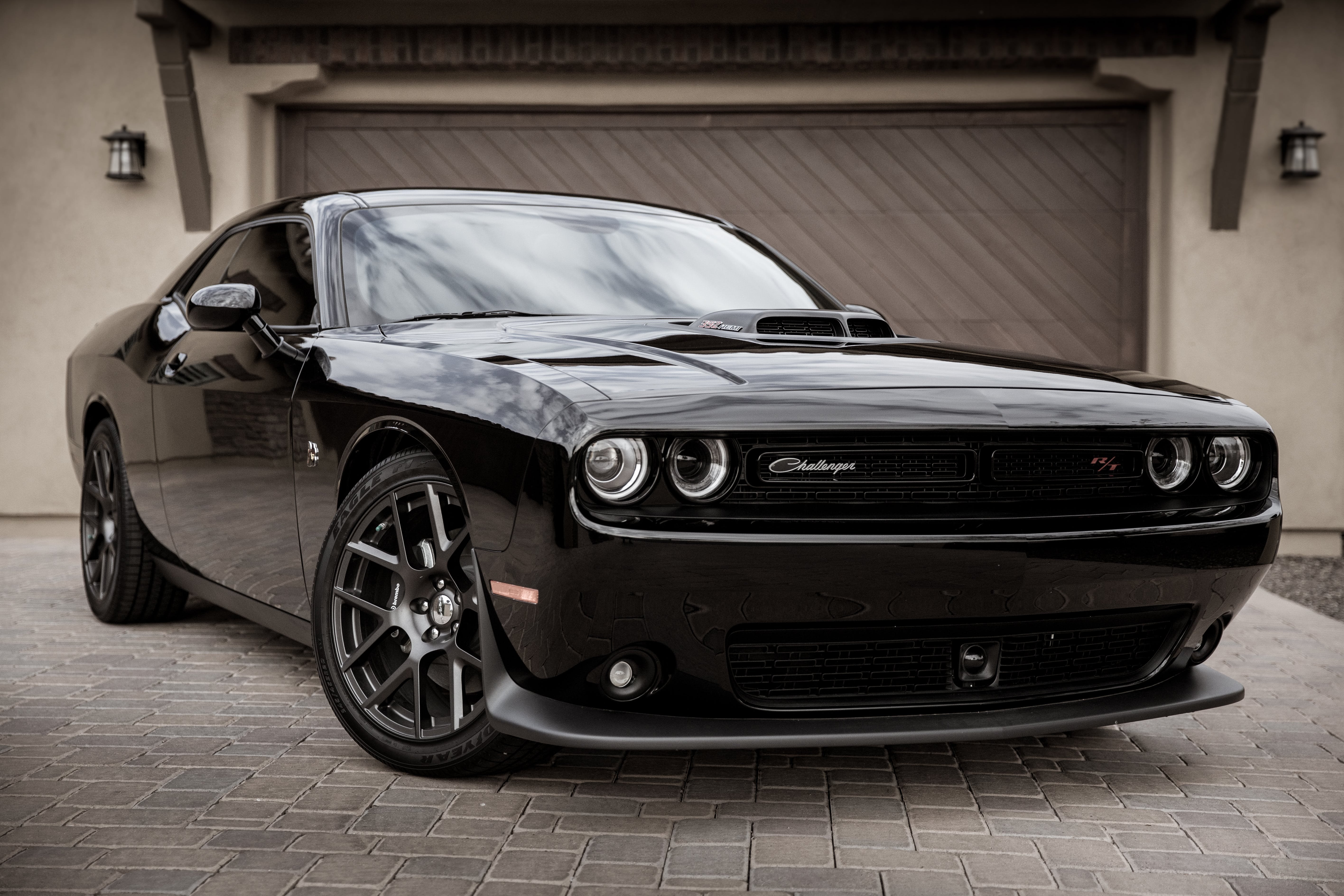 Dodge Challenger черный ночью