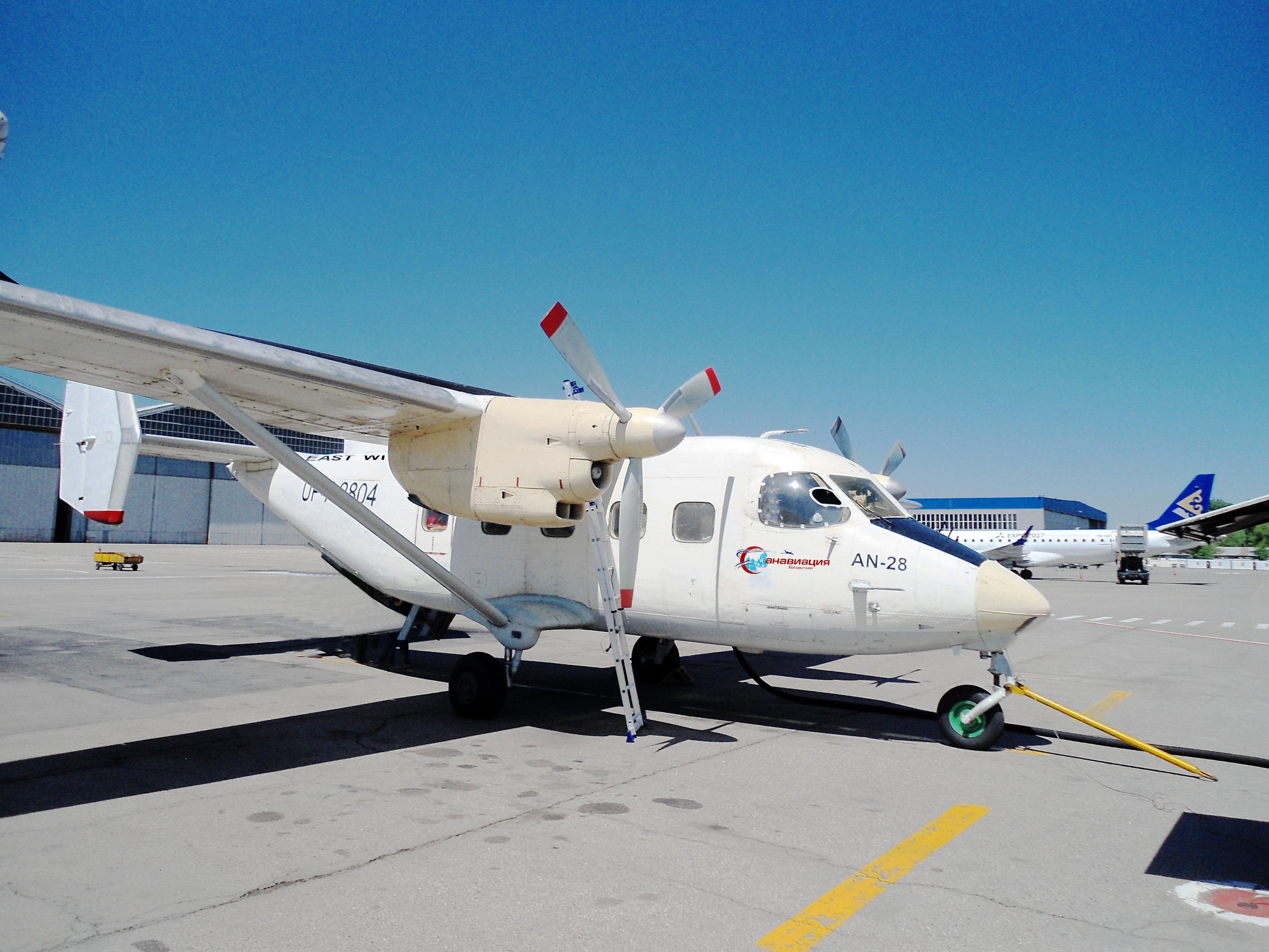 Ан 28. АН 28 самолет. АН-28 пассажирский самолёт салон. Антонов 28 самолет.