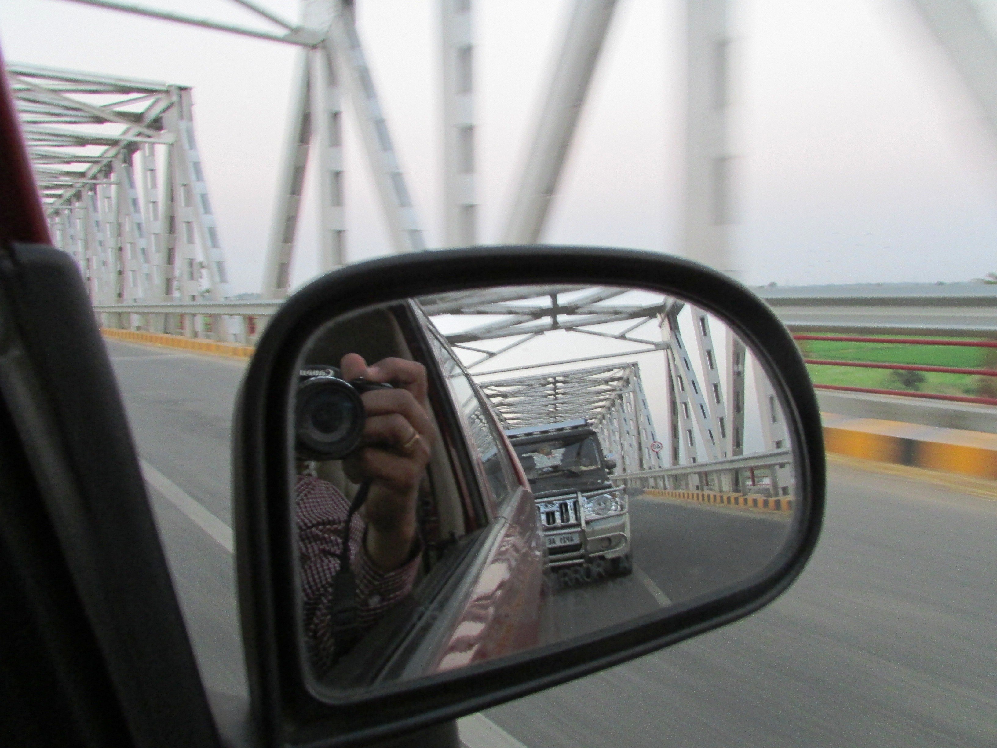 With mirror view. Отражение в зеркале машины. Зеркало автомобиля. Отражение в боковом зеркале авто.