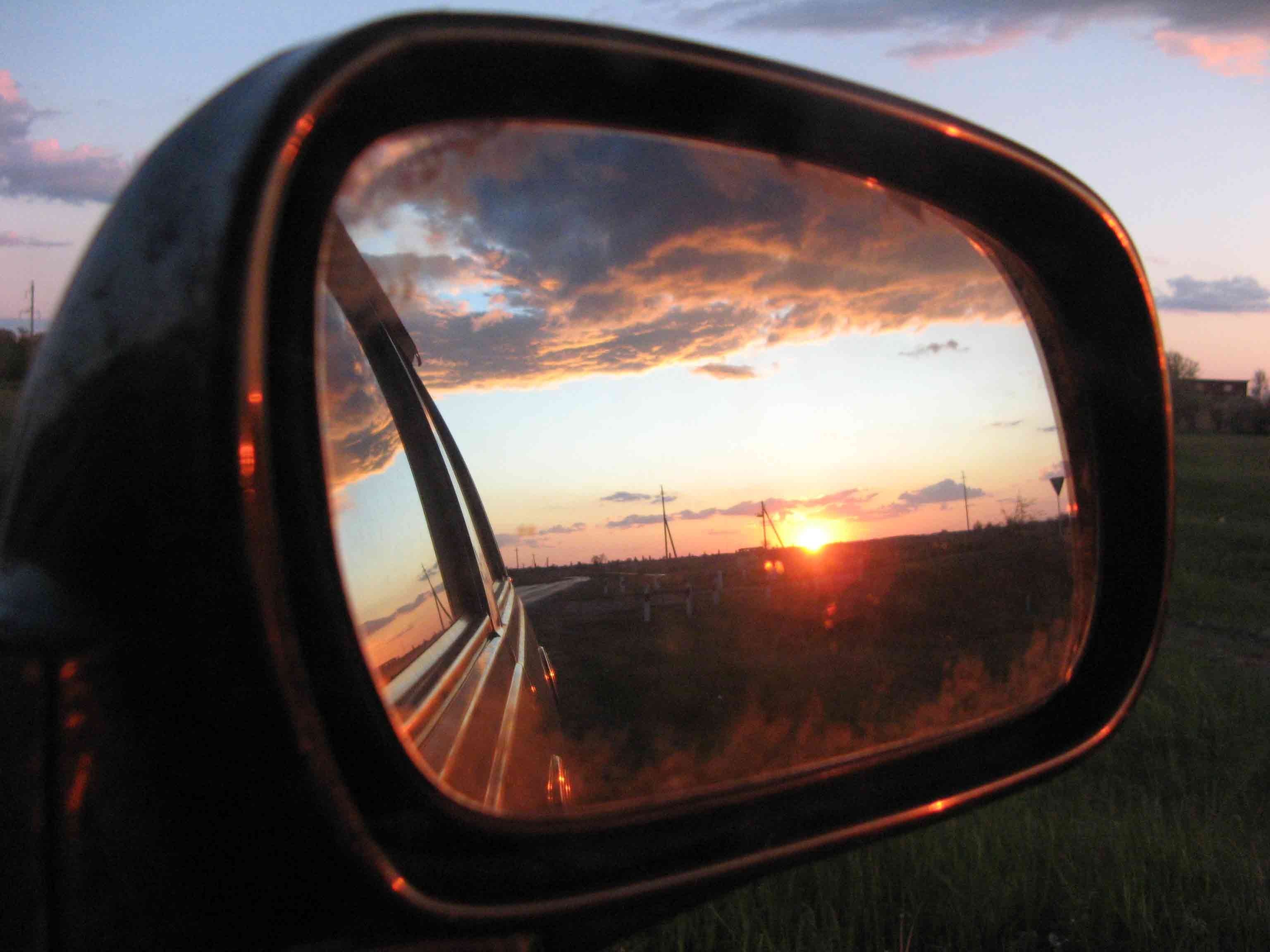 Auto mirror. Закат в зеркале машины. Отражение в зеркале машины. Рассвет в зеркале машины. Вид из машины боковое зеркало.