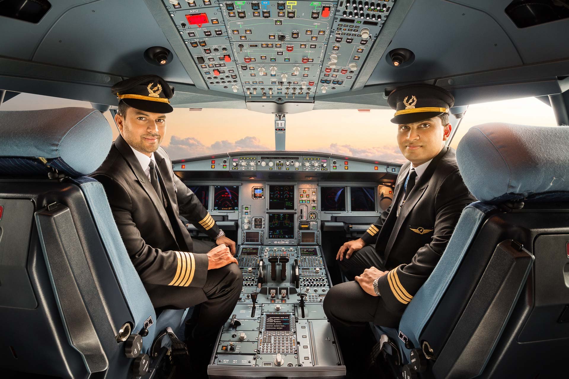 Trading pilot. КВС инструктор Боинг 777. КВС пилот. Airbus a320 кабина. КВС а320.