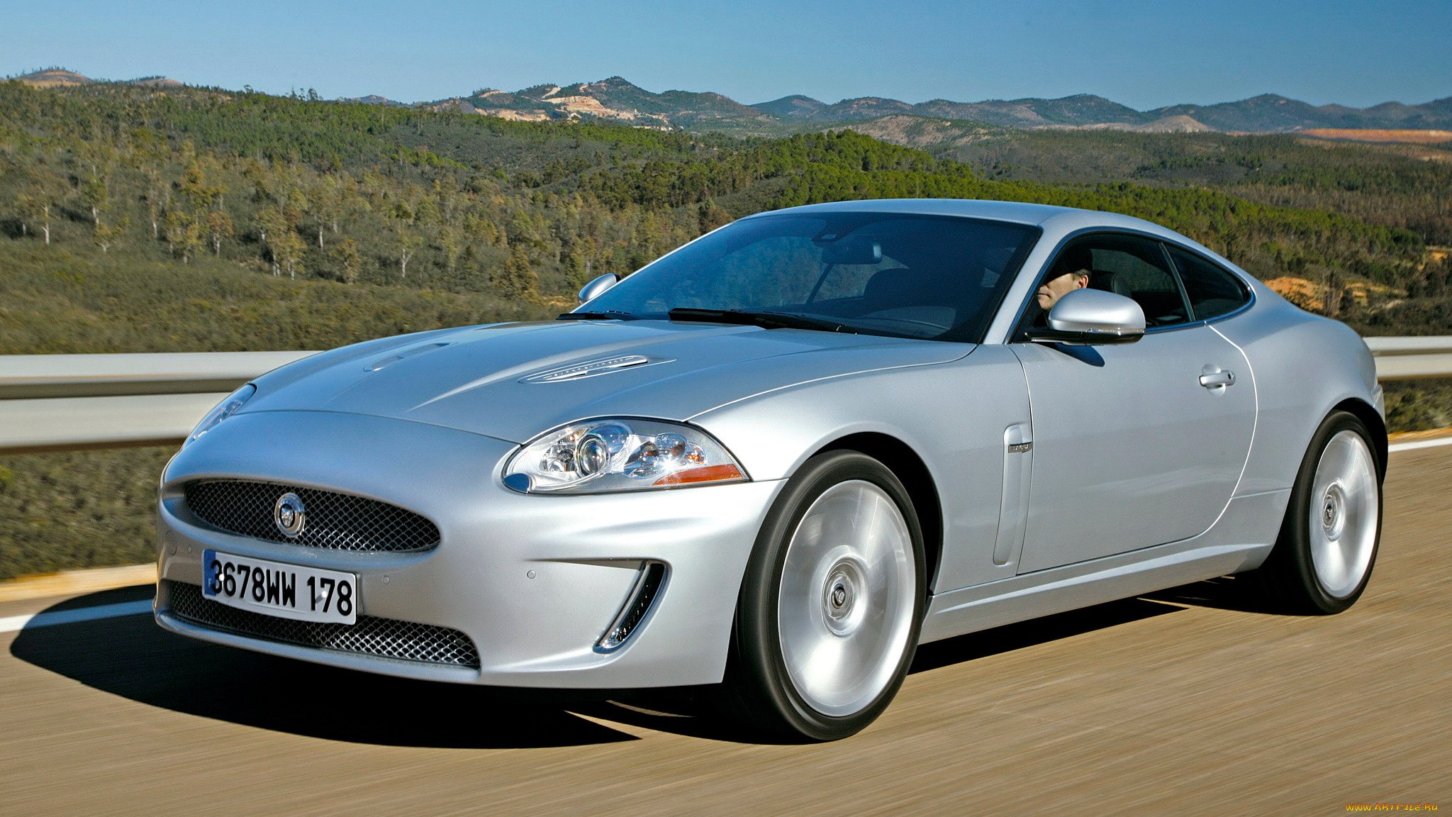 Машина Jaguar XK Coupe