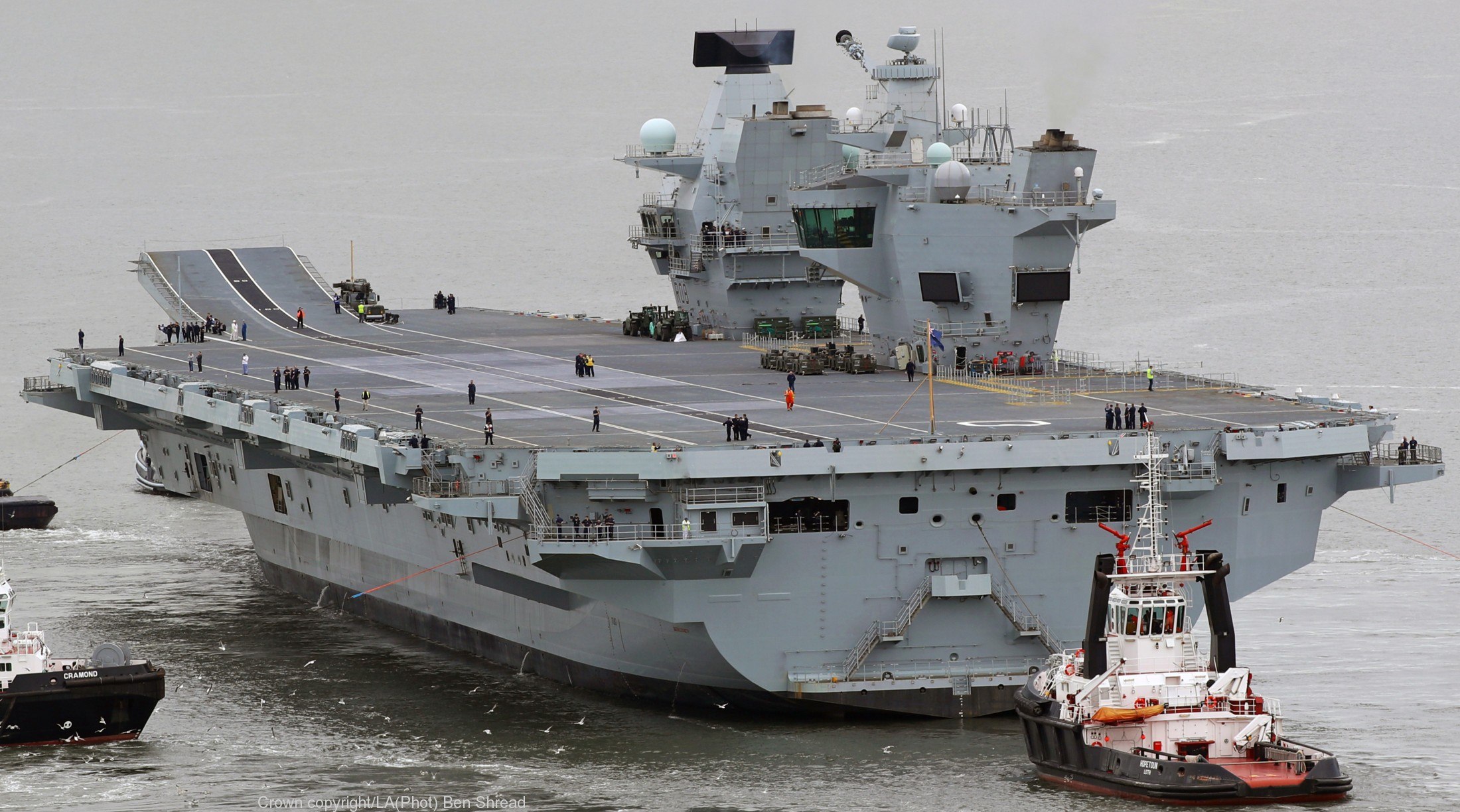 Авианосец куин. Британский авианосец HMS Queen Elizabeth. Авианосца r 08 Queen Elizabeth. Квин Элизабет авианосец. Авианосец куин Элизабет ВМС Великобритании.