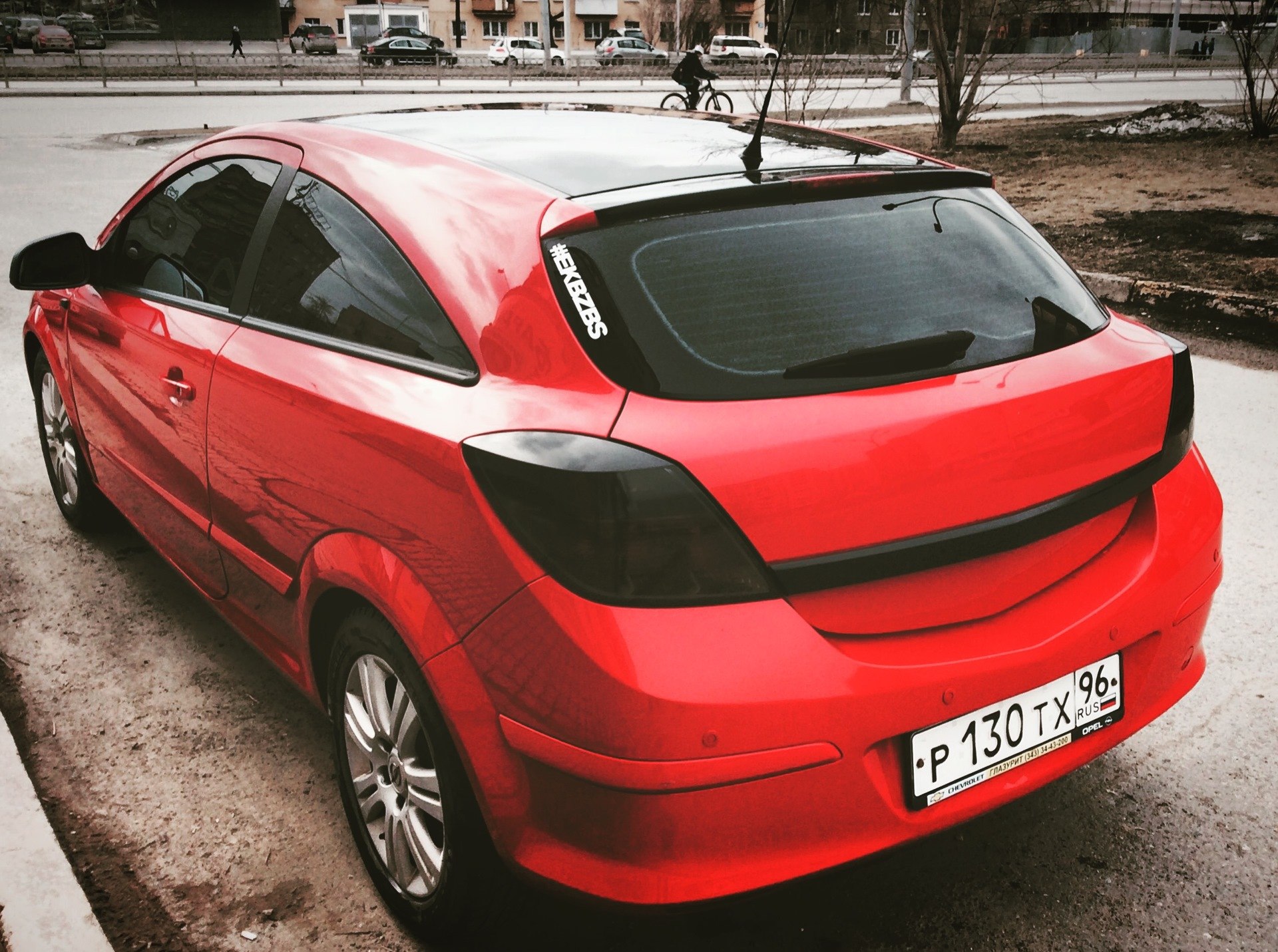 Opel Astra GTC красная