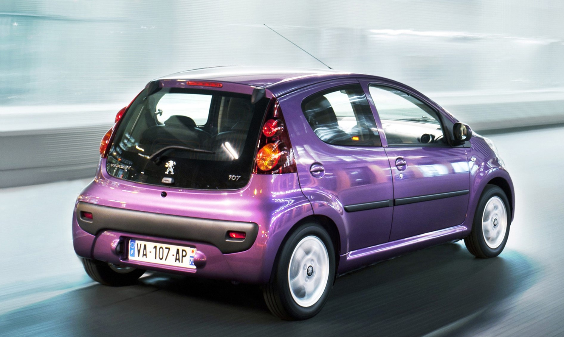 Машина Peugeot 107