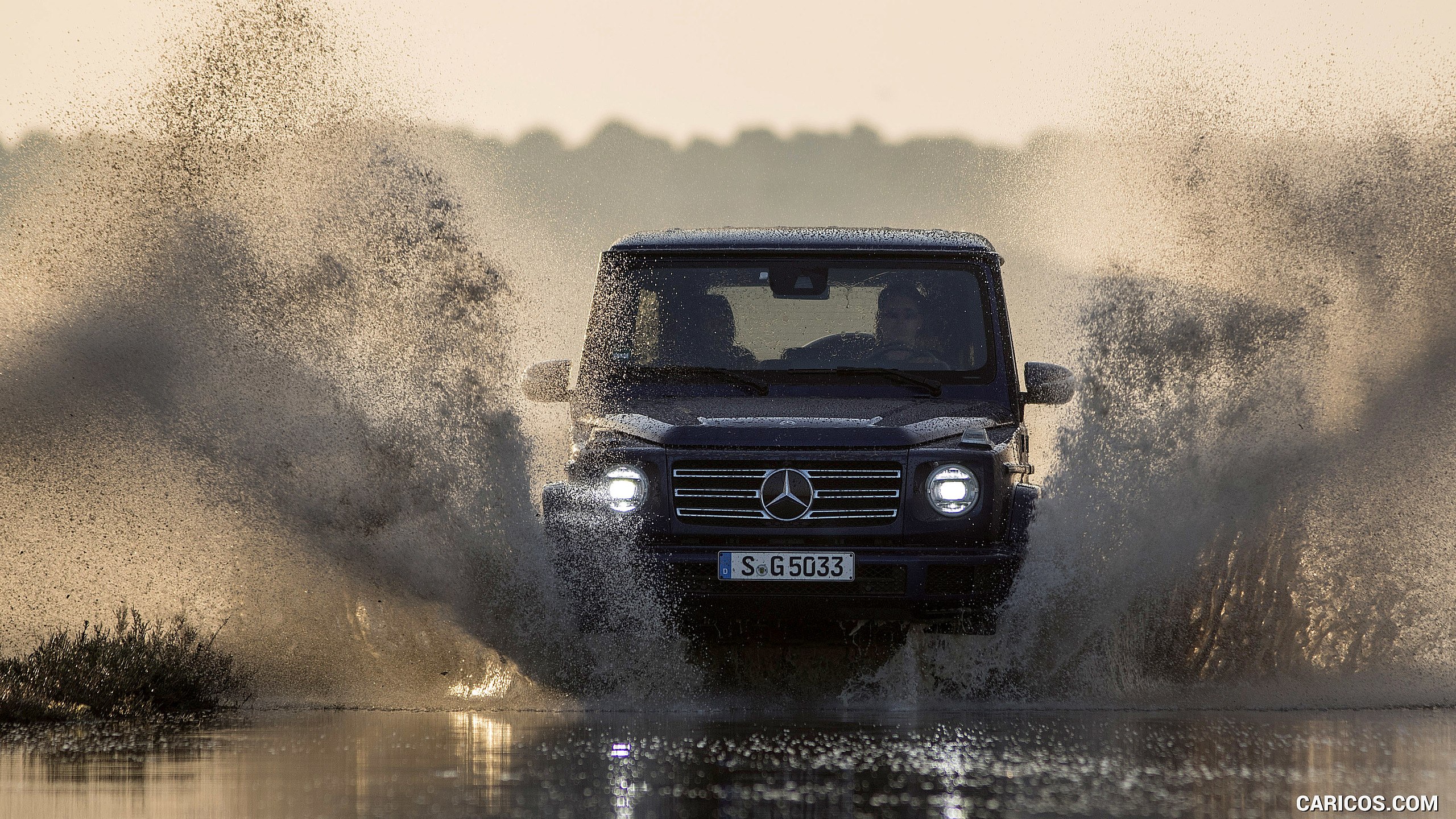 Гелик ездит по грязи. Мерседес Бенц g63 по бездорожью. Mercedes g class off Road. Mercedes g class 2021 off Road. G63 AMG для бездорожья.