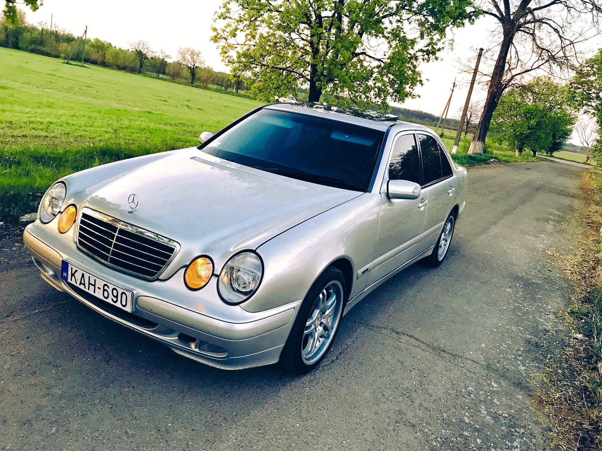 Мерседес лупатый. Mercedes Benz e class w210 2001. Мерседес лупатый 210. Мерседес е 210 2004. Mercedes e210 2001.