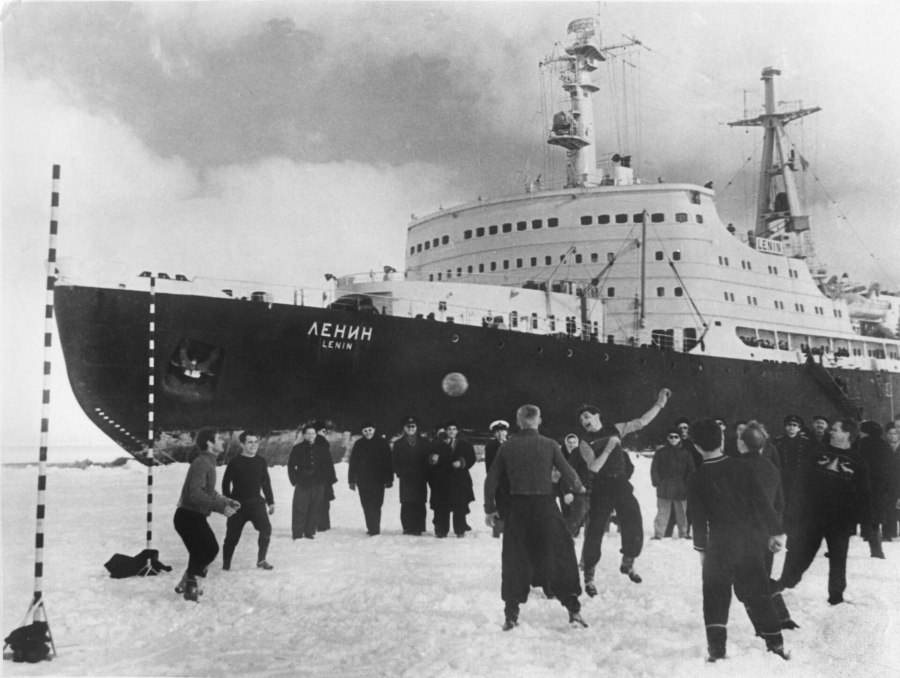 Штраних спуск на воду атомного ледокола Ленин