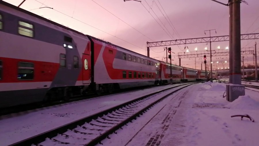 Эп20 в Кандалакше с двухэтажным поездом