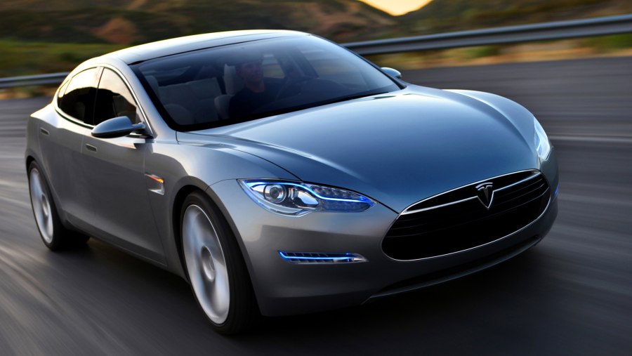 Машина Tesla model s