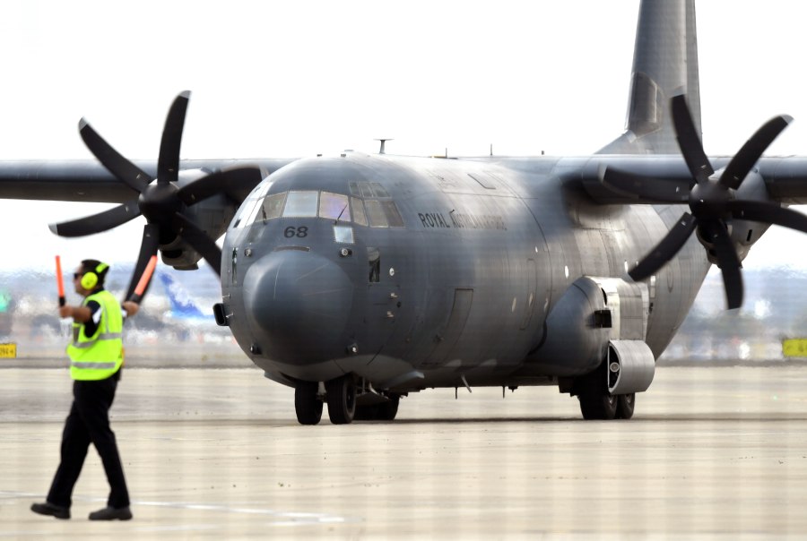 Американский военно-транспортный самолет с-130 звезда