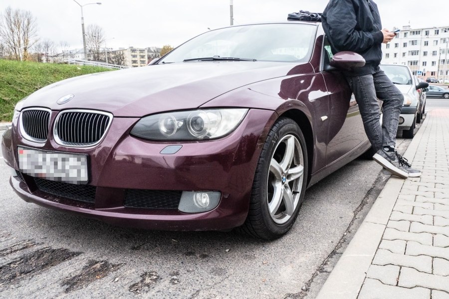 Мужчина возле BMW