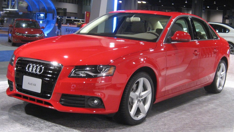 Красная Audi a4 2015