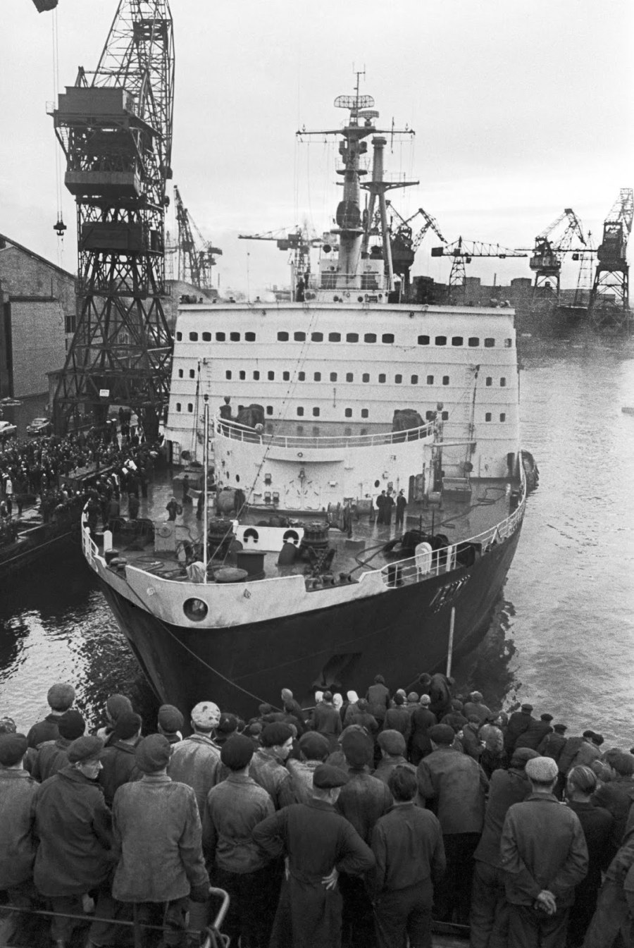 Первый атомный ледокол Ленин 1957г