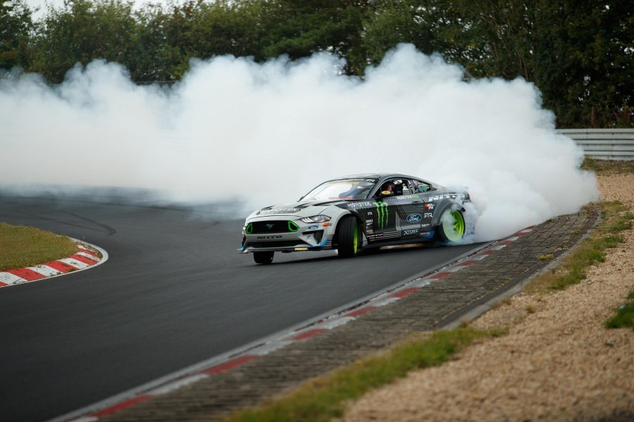Ford Mustang в дрифте