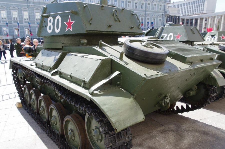Легкий танк т-80 с пушкой Вт-43
