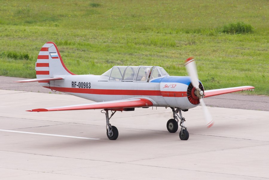 Легкомоторный самолет як-52