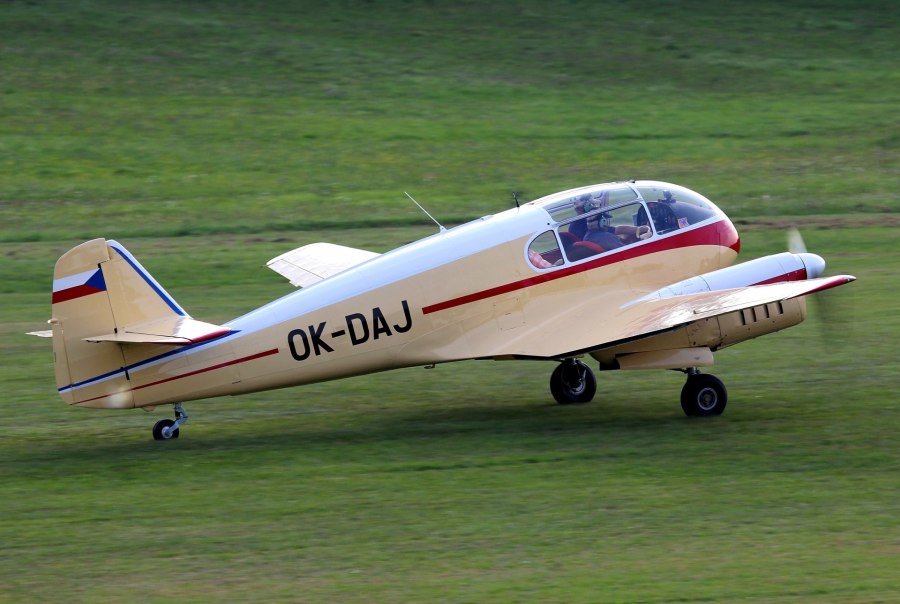 Самолет Aero AE-145