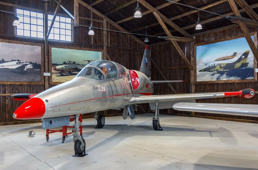 Учебно-тренировочный самолет l-39