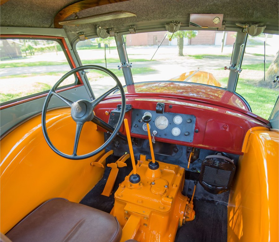 Minneapolis-Moline UDLX Comfortractor