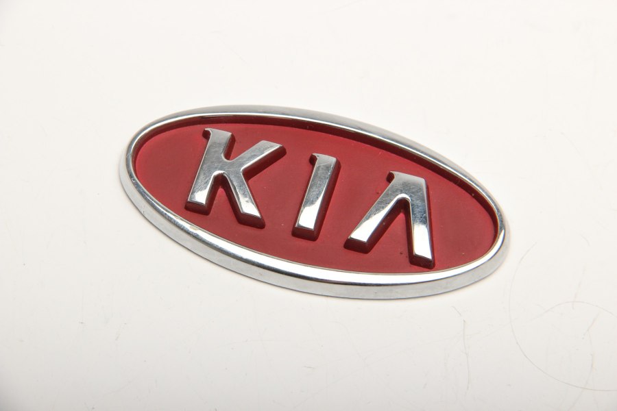 Значки киа рио 3. Kia Rio седан 2015 эмблема Kia артикул. Значки марки Киа. Марка кия значок. Старый логотип Киа.