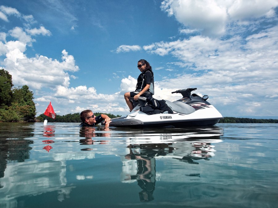 Девушка на Красном водном мотоцикле
