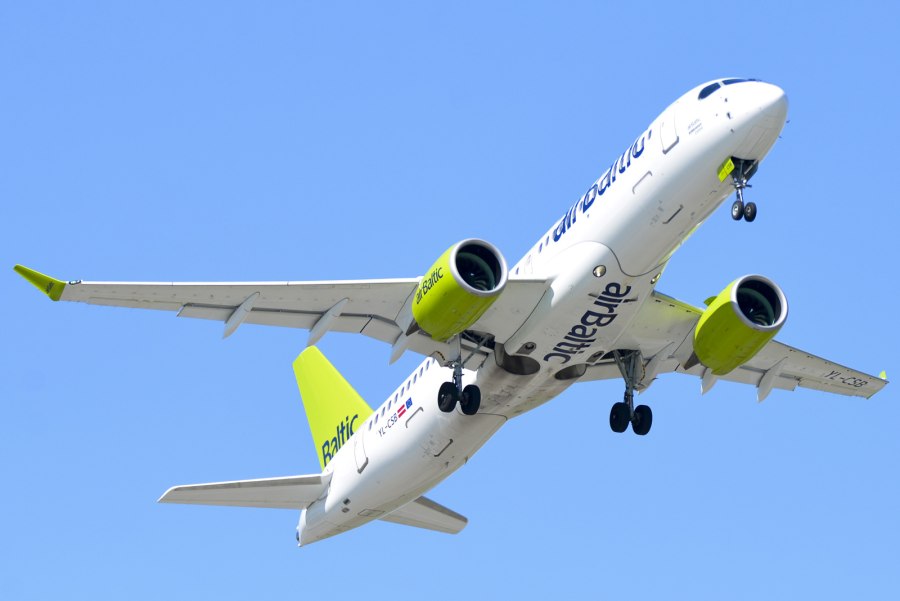 Самолет AIRBALTIC взлетает