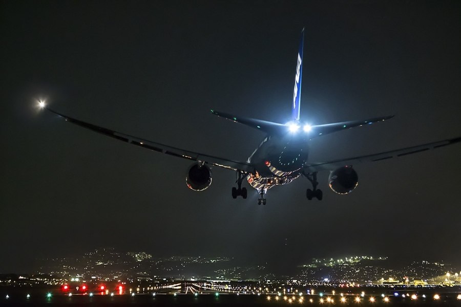 Самолет Боинг 777 ночь
