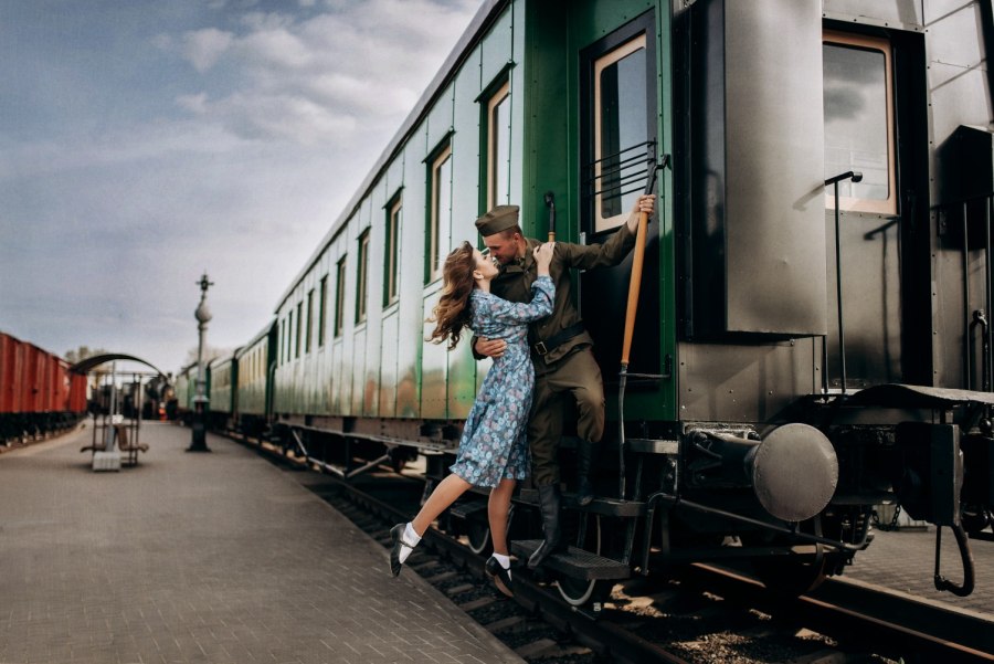 Провожать поезд