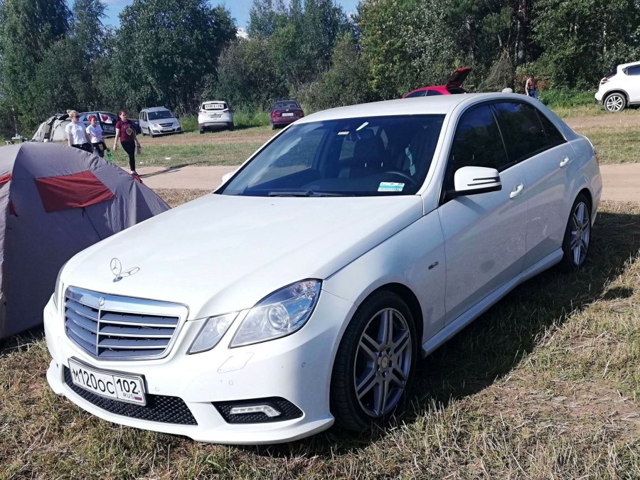 Mercedes 102 белый