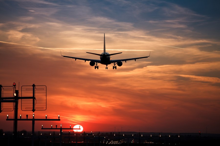 Боинг 737 на взлетной полосе