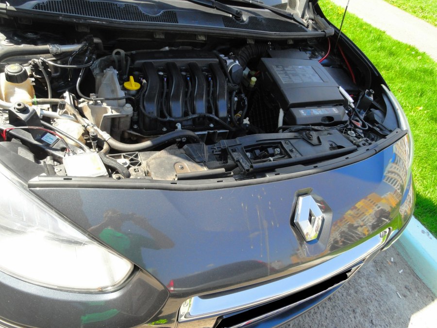 Renault Megane 3 открытый капот