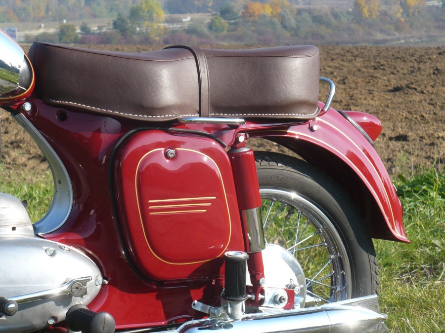 Ява чешская 250