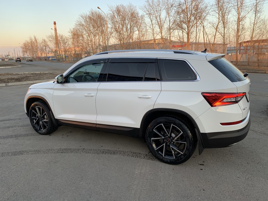 Skoda Kodiaq белый r19